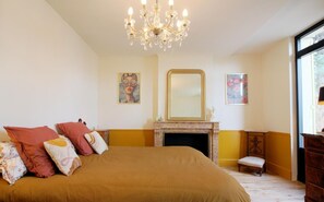 5 habitaciones, tabla de planchar con plancha y cuna de viaje