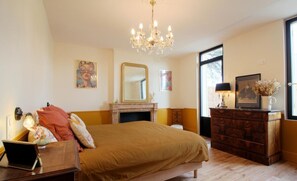 5 slaapkamers, een strijkplank/strijkijzer, reisbedje, internet