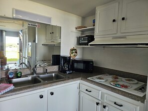 Kühlschrank, Mikrowelle, Herdplatte, Wasserkocher mit Kaffee-/Teezubehör