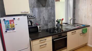 Réfrigérateur, four à micro-ondes, un four, surface de cuisson