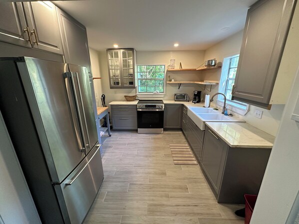 Fridge, microwave, oven, stovetop - Charming 1-bedroom house in enjoyable Charleston with AC, WiFi (Charleston)