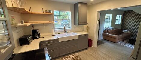 Een koelkast, een microgolfoven, een oven, een kookplaat