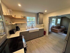 冷蔵庫、電子レンジ、オーブン、コンロ