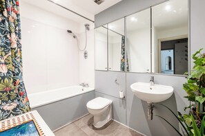 Hiustenkuivaaja, pyyhkeet, saippua, vessapaperi