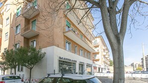 Un edificio de varios pisos con una fachada que muestra el rótulo "MATTERASSI" y balcones.