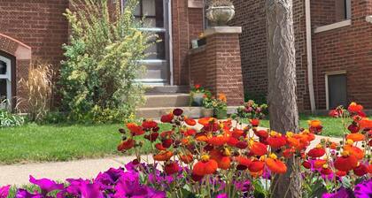 Vintage 1-br apartment with AC, WiFi in charming, safe, quiet Berwyn