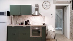 Cafetera y tetera, refrigerador, microondas y horno 