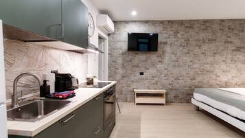 Frigorifero, microonde, forno, piano cottura