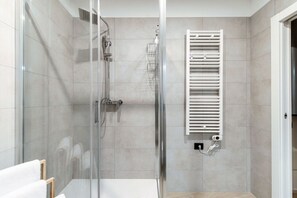Douche, séchoir à cheveux, bidet, serviettes fournies
