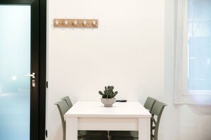 Dining - Studio Apartment in Como (Victoria Studio 1) (Como)