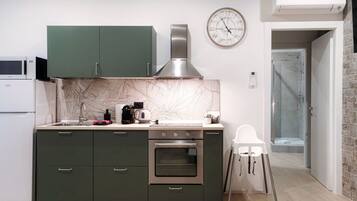 Frigorifero, microonde, forno, piano cottura