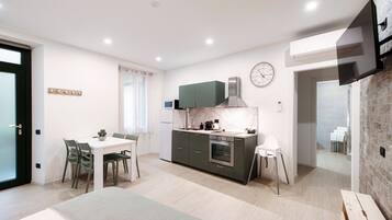 Kühlschrank, Mikrowelle, Ofen, Herdplatte