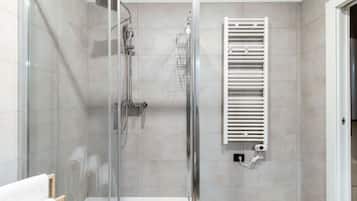 Dusche, Haartrockner, Bidet, Handtücher