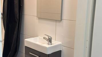 Een douche, een haardroger, handdoeken, zeep