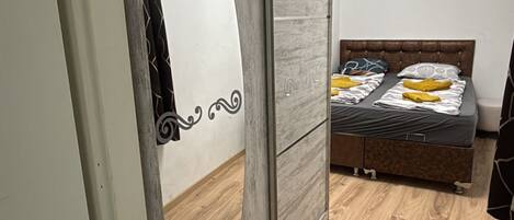 1 bedroom, bed sheets