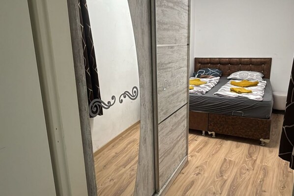 1 bedroom, bed sheets