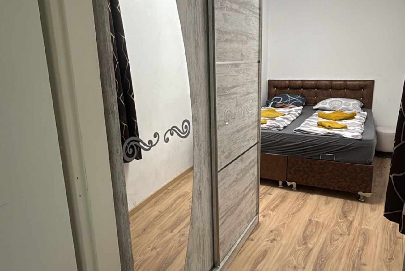 1 bedroom, bed sheets
