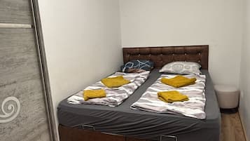 1 bedroom, bed sheets