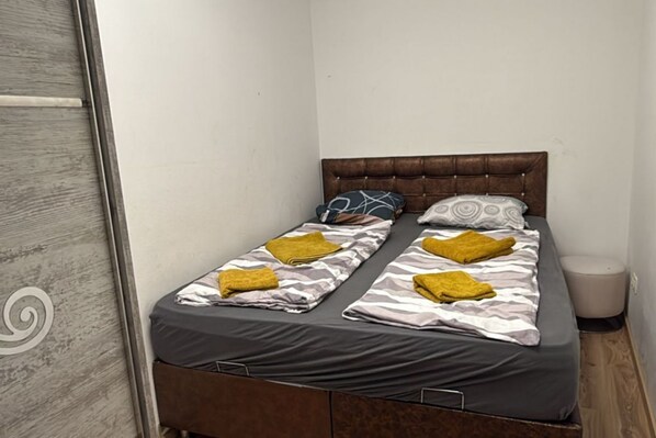 1 bedroom, bed sheets