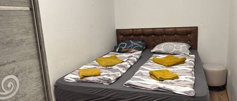 1 bedroom, bed sheets