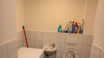 Een douche, een haardroger, handdoeken, zeep