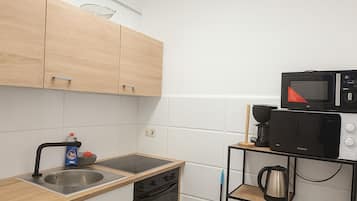 Mikrowelle, Herdplatte, Wasserkocher mit Kaffee-/Teezubehör, Toaster