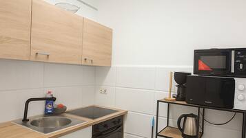 Mikrowelle, Herdplatte, Wasserkocher mit Kaffee-/Teezubehör