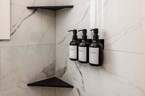 Douche, sèche-cheveux