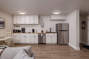 Fridge, microwave, stovetop, dishwasher