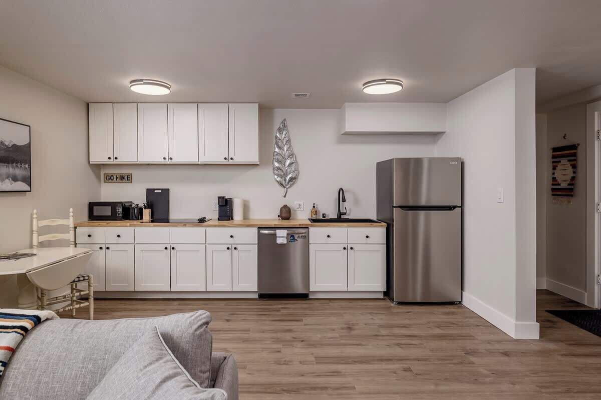 Fridge, microwave, stovetop, dishwasher