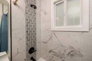 Douche, sèche-cheveux, serviettes fournies, shampoing
