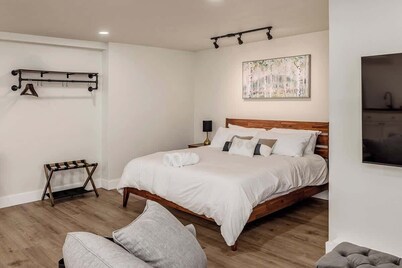 Downtown City Studio - King bed