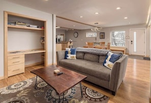 TV, fireplace, offices - Anchorage Grand Home Downtown Villa (Anchorage)
