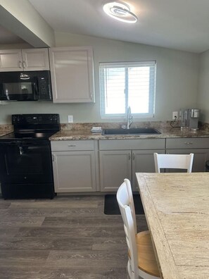 冷蔵庫、電子レンジ、オーブン、コンロ