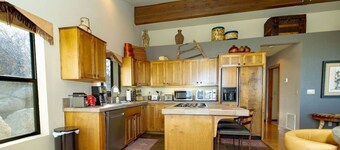 *Newly Listed *Serene & Amazing Views *Fireplace