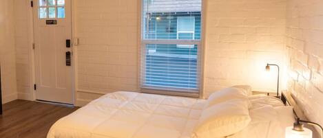 1 bedroom, desk, WiFi, bed sheets