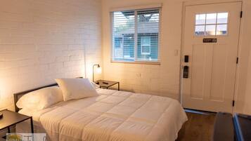 1 bedroom, desk, WiFi, bed sheets