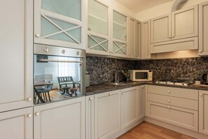 Kylskåp, mikrovågsugn, ugn och spishäll