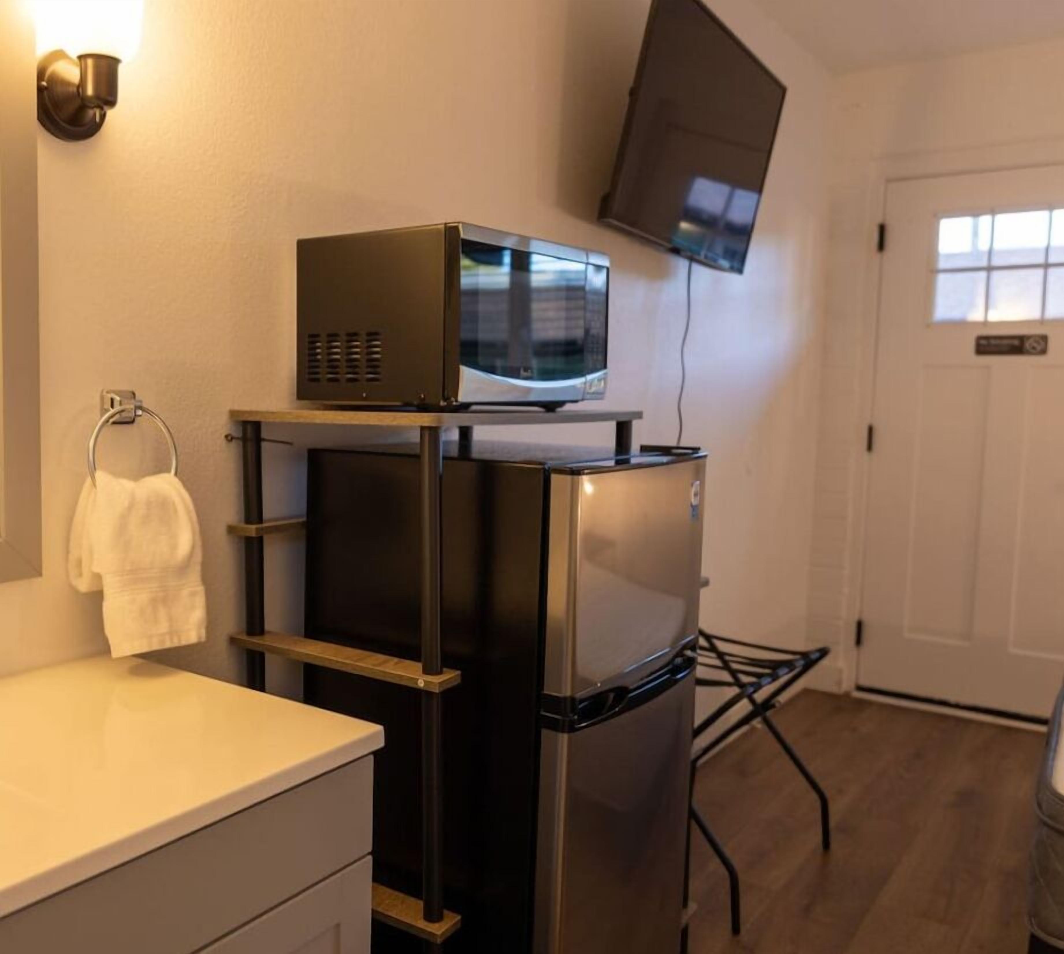 Jääkaappi, mikroaaltouuni, uuni, kahvin-/teenkeitin