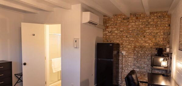 1 camera, una scrivania, Wi-Fi, lenzuola