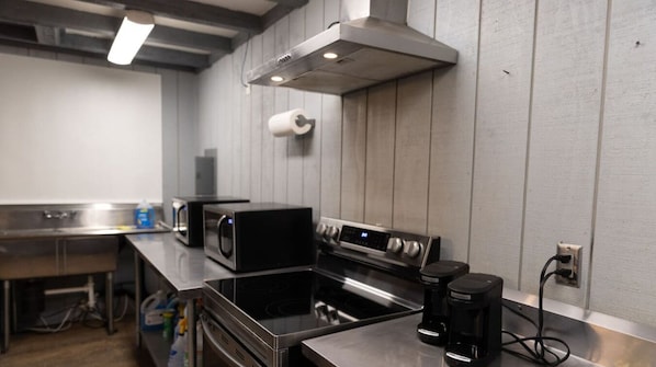 Kühlschrank, Mikrowelle, Ofen, Herdplatte