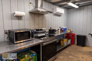 Een koelkast, een magnetron, een oven, een kookplaat