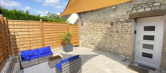 Margnotine house with private courtyard and parking.