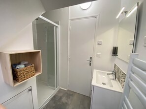 Towels, soap, shampoo, toilet paper