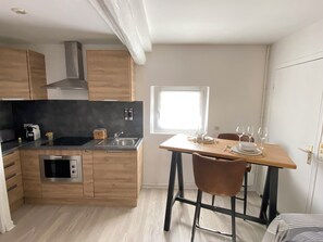 Kylskåp, mikrovågsugn, spishäll och kaffe- och tebryggare
