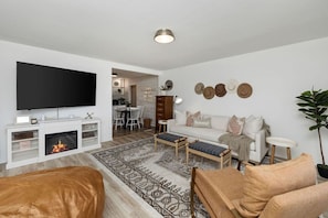 Smart TV y chimenea 
