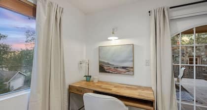 Aztec St Hilside Retreat- 0.5mi to Downtown!