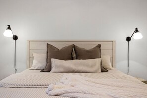 A bed with a wooden headboard, two bedside lamps, and a fluffy white blanket. - Aztec St Hilside Retreat- 0.5mi to Downtown! (Prescott)