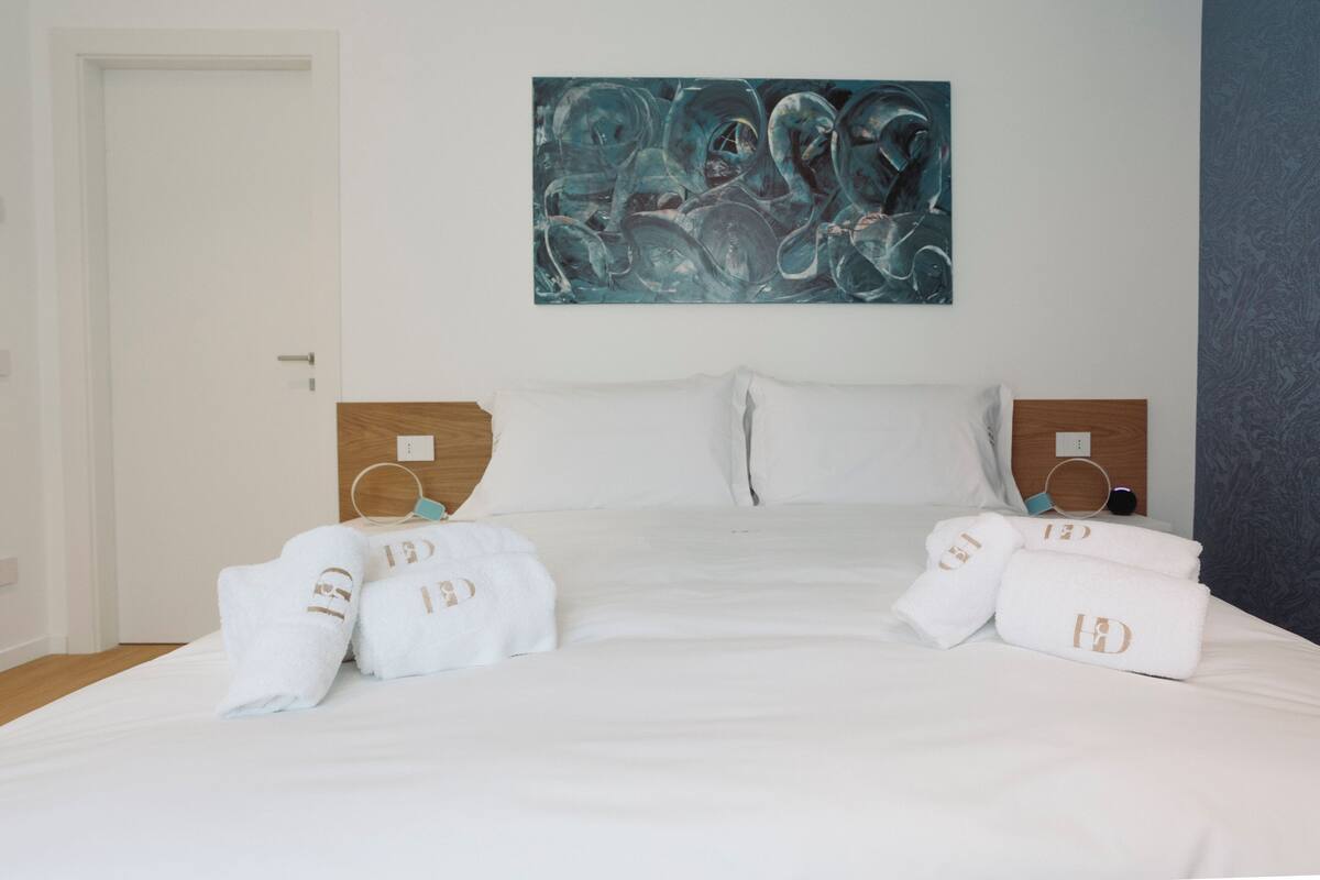 Junior-svíta - svalir | Rúmföt af bestu gerð, rúm með memory foam dýnum