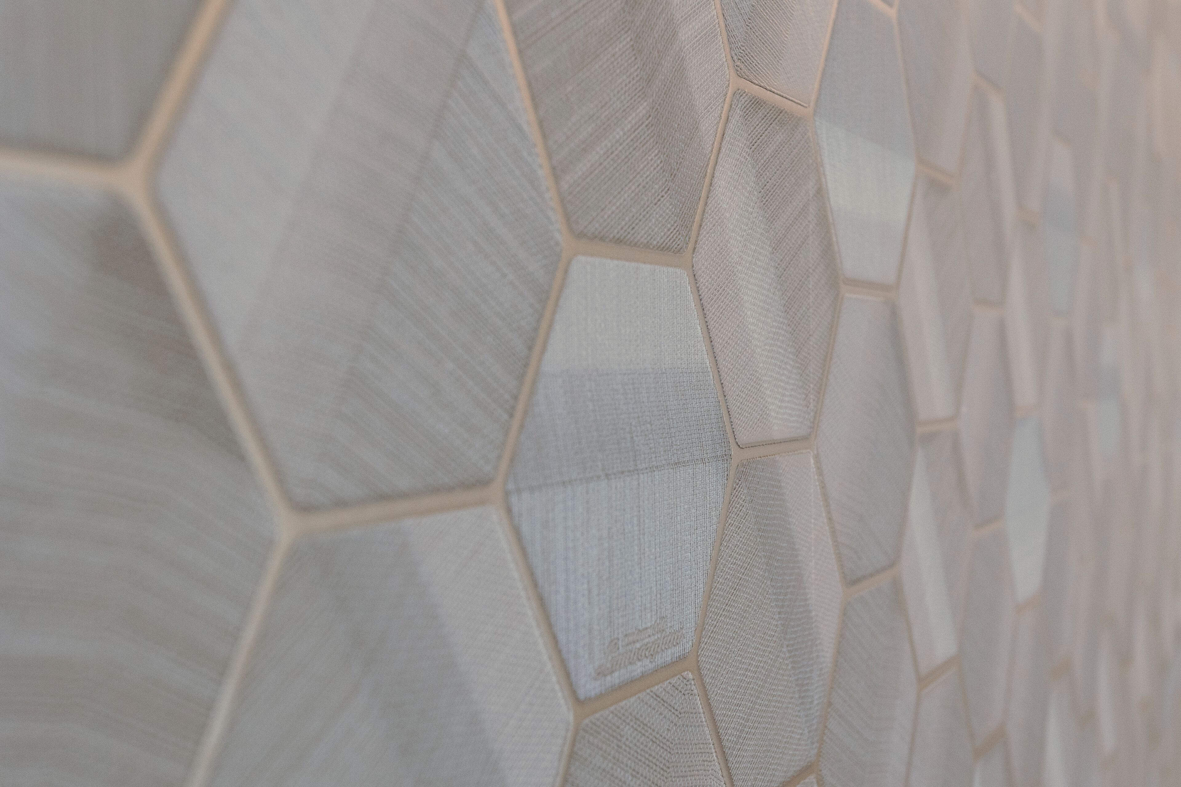 Un gros plan d’un mur orné d’un motif hexagonal.